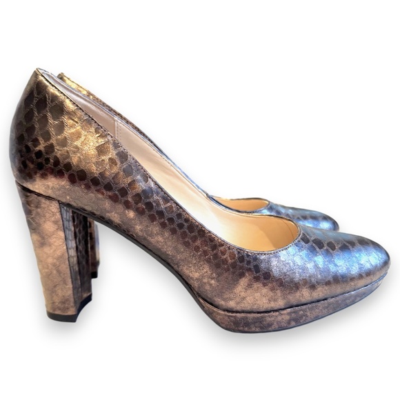 CLARKS Bronze textured leather platform pumps block heel size 8.5 - Picture 4 of 12